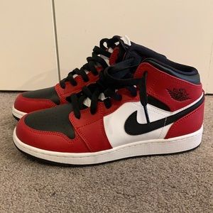 Air Jordan 1 Mid Chicago Black Toe